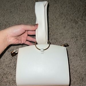 CREAM/WHITE WRISTLET